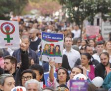 Caminhada reúne milhares de pessoas no Dia Estadual de Combate ao Feminicídio