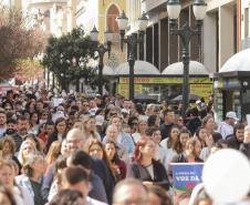 Caminhada reúne milhares de pessoas no Dia Estadual de Combate ao Feminicídio