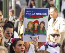 Caminhada reúne milhares de pessoas no Dia Estadual de Combate ao Feminicídio