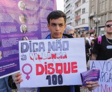 Caminhada reúne milhares de pessoas no Dia Estadual de Combate ao Feminicídio