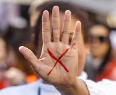 Caminhada reúne milhares de pessoas no Dia Estadual de Combate ao Feminicídio