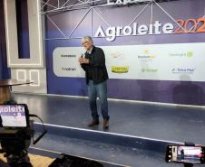 Ministro da Agricultura anuncia compra de leite de cooperativas em visita a Castro