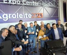 Ministro da Agricultura anuncia compra de leite de cooperativas em visita a Castro