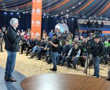Ministro da Agricultura anuncia compra de leite de cooperativas em visita a Castro