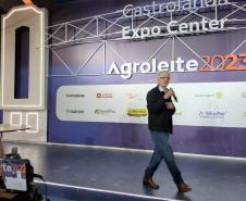 Ministro da Agricultura anuncia compra de leite de cooperativas em visita a Castro