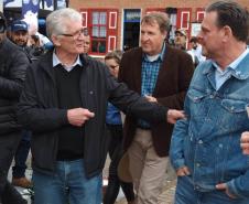 Ministro da Agricultura anuncia compra de leite de cooperativas em visita a Castro
