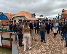Ministro da Agricultura anuncia compra de leite de cooperativas em visita a Castro