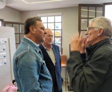 Ministro da Agricultura anuncia compra de leite de cooperativas em visita a Castro