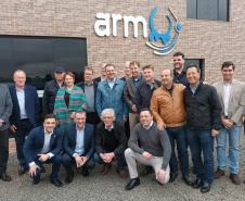 Ministro da Agricultura anuncia compra de leite de cooperativas em visita a Castro
