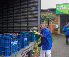 Estado mobiliza doação de 8 toneladas de frango por cooperativas; Defesa Civil entrega cestas básicas