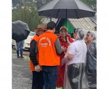 A Defesa Civil do Paraná divulgou um balanço neste domingo (08) que aponta 40 municípios afetados pelos eventos meteorológicos que atingem o estado desde o ultimo diz 03. A estimativa é que mais de 13 mil pessoas tenham sido afetadas pelo mau tempo