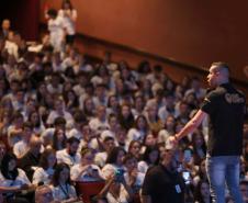 O governador Carlos Massa Ratinho Junior se encontrou nesta segunda-feira (20), no Teatro Guaíra, com os mil alunos da rede pública estadual que vão participar do programa de intercâmbio internacional Ganhando o Mundo