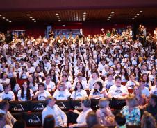 O governador Carlos Massa Ratinho Junior se encontrou nesta segunda-feira (20), no Teatro Guaíra, com os mil alunos da rede pública estadual que vão participar do programa de intercâmbio internacional Ganhando o Mundo