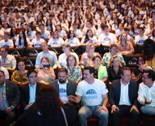 O governador Carlos Massa Ratinho Junior se encontrou nesta segunda-feira (20), no Teatro Guaíra, com os mil alunos da rede pública estadual que vão participar do programa de intercâmbio internacional Ganhando o Mundo