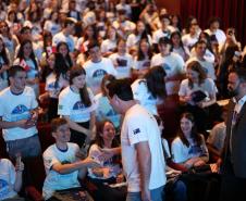 O governador Carlos Massa Ratinho Junior se encontrou nesta segunda-feira (20), no Teatro Guaíra, com os mil alunos da rede pública estadual que vão participar do programa de intercâmbio internacional Ganhando o Mundo