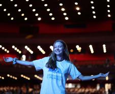 O governador Carlos Massa Ratinho Junior se encontrou nesta segunda-feira (20), no Teatro Guaíra, com os mil alunos da rede pública estadual que vão participar do programa de intercâmbio internacional Ganhando o Mundo