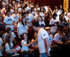 O governador Carlos Massa Ratinho Junior se encontrou nesta segunda-feira (20), no Teatro Guaíra, com os mil alunos da rede pública estadual que vão participar do programa de intercâmbio internacional Ganhando o Mundo