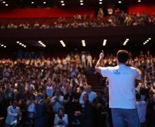 O governador Carlos Massa Ratinho Junior se encontrou nesta segunda-feira (20), no Teatro Guaíra, com os mil alunos da rede pública estadual que vão participar do programa de intercâmbio internacional Ganhando o Mundo