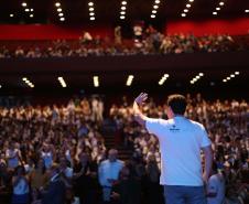 O governador Carlos Massa Ratinho Junior se encontrou nesta segunda-feira (20), no Teatro Guaíra, com os mil alunos da rede pública estadual que vão participar do programa de intercâmbio internacional Ganhando o Mundo