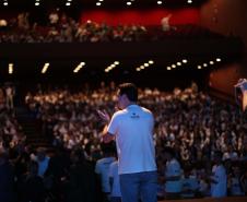 O governador Carlos Massa Ratinho Junior se encontrou nesta segunda-feira (20), no Teatro Guaíra, com os mil alunos da rede pública estadual que vão participar do programa de intercâmbio internacional Ganhando o Mundo