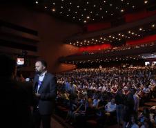 O governador Carlos Massa Ratinho Junior se encontrou nesta segunda-feira (20), no Teatro Guaíra, com os mil alunos da rede pública estadual que vão participar do programa de intercâmbio internacional Ganhando o Mundo