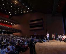 O governador Carlos Massa Ratinho Junior se encontrou nesta segunda-feira (20), no Teatro Guaíra, com os mil alunos da rede pública estadual que vão participar do programa de intercâmbio internacional Ganhando o Mundo