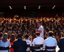 O governador Carlos Massa Ratinho Junior se encontrou nesta segunda-feira (20), no Teatro Guaíra, com os mil alunos da rede pública estadual que vão participar do programa de intercâmbio internacional Ganhando o Mundo