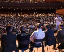 O governador Carlos Massa Ratinho Junior se encontrou nesta segunda-feira (20), no Teatro Guaíra, com os mil alunos da rede pública estadual que vão participar do programa de intercâmbio internacional Ganhando o Mundo