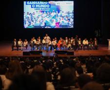 O governador Carlos Massa Ratinho Junior se encontrou nesta segunda-feira (20), no Teatro Guaíra, com os mil alunos da rede pública estadual que vão participar do programa de intercâmbio internacional Ganhando o Mundo