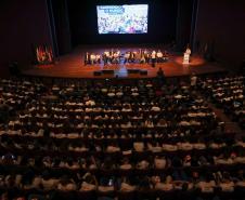 O governador Carlos Massa Ratinho Junior se encontrou nesta segunda-feira (20), no Teatro Guaíra, com os mil alunos da rede pública estadual que vão participar do programa de intercâmbio internacional Ganhando o Mundo