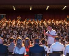 O governador Carlos Massa Ratinho Junior se encontrou nesta segunda-feira (20), no Teatro Guaíra, com os mil alunos da rede pública estadual que vão participar do programa de intercâmbio internacional Ganhando o Mundo