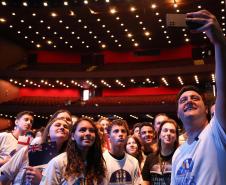 O governador Carlos Massa Ratinho Junior se encontrou nesta segunda-feira (20), no Teatro Guaíra, com os mil alunos da rede pública estadual que vão participar do programa de intercâmbio internacional Ganhando o Mundo