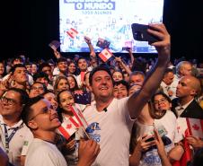 O governador Carlos Massa Ratinho Junior se encontrou nesta segunda-feira (20), no Teatro Guaíra, com os mil alunos da rede pública estadual que vão participar do programa de intercâmbio internacional Ganhando o Mundo