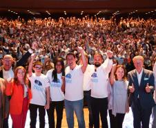 O governador Carlos Massa Ratinho Junior se encontrou nesta segunda-feira (20), no Teatro Guaíra, com os mil alunos da rede pública estadual que vão participar do programa de intercâmbio internacional Ganhando o Mundo