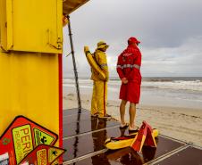 Com temporais, Corpo de Bombeiros do Paraná alerta para riscos de banho de mar