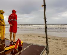 Com temporais, Corpo de Bombeiros do Paraná alerta para riscos de banho de mar