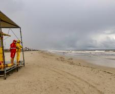 Com temporais, Corpo de Bombeiros do Paraná alerta para riscos de banho de mar