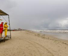 Com temporais, Corpo de Bombeiros do Paraná alerta para riscos de banho de mar