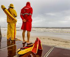 Com temporais, Corpo de Bombeiros do Paraná alerta para riscos de banho de mar