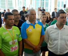 Conquista inédita: governador recebe jovens paranaenses que levantaram a Taça das Favelas