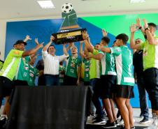 Conquista inédita: governador recebe jovens paranaenses que levantaram a Taça das Favelas