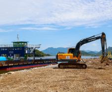 Obra da Ponte de Guaratuba-Matinhos recebe nova balsa de apoio marítimo