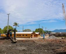 Obra da Ponte de Guaratuba-Matinhos recebe nova balsa de apoio marítimo