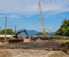 Obra da Ponte de Guaratuba-Matinhos recebe nova balsa de apoio marítimo