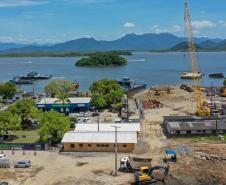 Obra da Ponte de Guaratuba-Matinhos recebe nova balsa de apoio marítimo