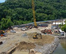 Obra da Ponte de Guaratuba-Matinhos recebe nova balsa de apoio marítimo