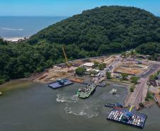 Obra da Ponte de Guaratuba-Matinhos recebe nova balsa de apoio marítimo