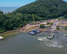 Obra da Ponte de Guaratuba-Matinhos recebe nova balsa de apoio marítimo
