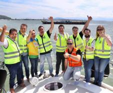 Obra da Ponte de Guaratuba-Matinhos recebe nova balsa de apoio marítimo