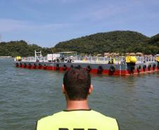 Obra da Ponte de Guaratuba-Matinhos recebe nova balsa de apoio marítimo